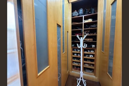 Casa à venda com 700m², 4 quartos e 4 vagas Casa à venda com 700m², 4 quartos e 4 vagasCloset da suíte 3