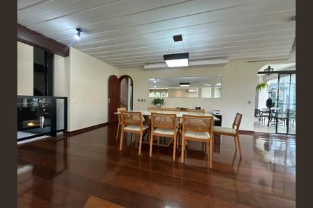 Casa à venda com 700m², 4 quartos e 4 vagas Casa à venda com 700m², 4 quartos e 4 vagasSala de Jantar