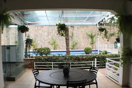 Casa à venda com 700m², 4 quartos e 4 vagas Casa à venda com 700m², 4 quartos e 4 vagasVaranda