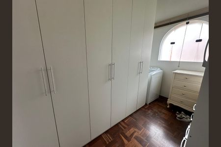 Casa à venda com 700m², 4 quartos e 4 vagas Casa à venda com 700m², 4 quartos e 4 vagasQuarto de Serviço