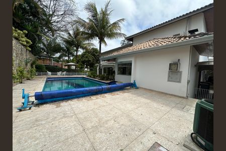 Casa à venda com 700m², 4 quartos e 4 vagas Casa à venda com 700m², 4 quartos e 4 vagasQuintal