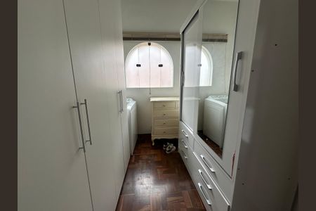 Casa à venda com 700m², 4 quartos e 4 vagas Casa à venda com 700m², 4 quartos e 4 vagasQuarto de Serviço