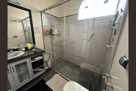 Casa à venda com 700m², 4 quartos e 4 vagas Casa à venda com 700m², 4 quartos e 4 vagasBanheiro da Suíte 4