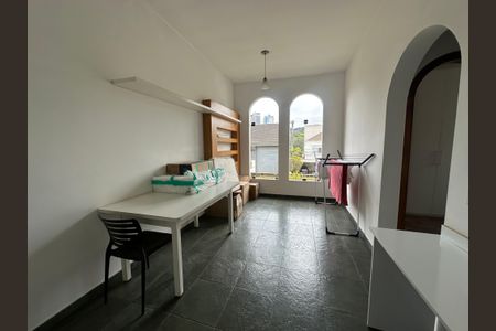 Casa à venda com 700m², 4 quartos e 4 vagas Casa à venda com 700m², 4 quartos e 4 vagasQuarto de Serviço