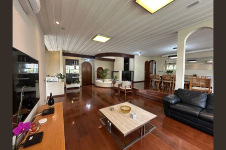 Casa à venda com 700m², 4 quartos e 4 vagas Casa à venda com 700m², 4 quartos e 4 vagasSala