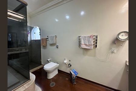 Casa à venda com 700m², 4 quartos e 4 vagas Casa à venda com 700m², 4 quartos e 4 vagasBanheiro da Suíte 3