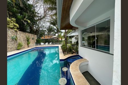 Casa à venda com 700m², 4 quartos e 4 vagas Casa à venda com 700m², 4 quartos e 4 vagasPiscina