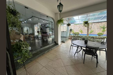 Casa à venda com 700m², 4 quartos e 4 vagas Casa à venda com 700m², 4 quartos e 4 vagasVaranda