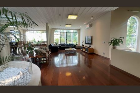 Casa à venda com 700m², 4 quartos e 4 vagas Casa à venda com 700m², 4 quartos e 4 vagasSala