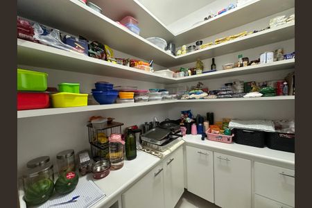 Casa à venda com 700m², 4 quartos e 4 vagas Casa à venda com 700m², 4 quartos e 4 vagasDespensa 2