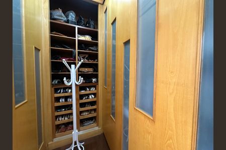 Casa à venda com 700m², 4 quartos e 4 vagas Casa à venda com 700m², 4 quartos e 4 vagasCloset da suíte 3