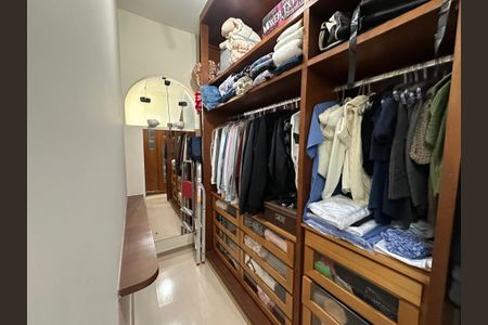 Casa à venda com 700m², 4 quartos e 4 vagas Casa à venda com 700m², 4 quartos e 4 vagasCloset da suíte 1