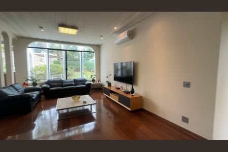 Casa à venda com 700m², 4 quartos e 4 vagas Casa à venda com 700m², 4 quartos e 4 vagasSala de TV