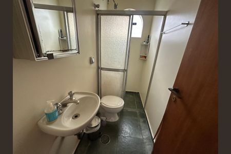 Casa à venda com 700m², 4 quartos e 4 vagas Casa à venda com 700m², 4 quartos e 4 vagasBanheiro de serviço