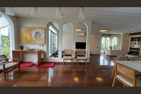 Casa à venda com 700m², 4 quartos e 4 vagas Casa à venda com 700m², 4 quartos e 4 vagasSala de Jantar