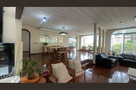 Casa à venda com 700m², 4 quartos e 4 vagas Casa à venda com 700m², 4 quartos e 4 vagasSala