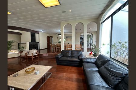 Casa à venda com 700m², 4 quartos e 4 vagas Casa à venda com 700m², 4 quartos e 4 vagasSala de TV