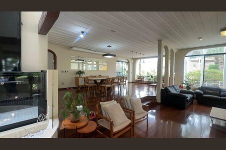 Casa à venda com 700m², 4 quartos e 4 vagas Casa à venda com 700m², 4 quartos e 4 vagasSala