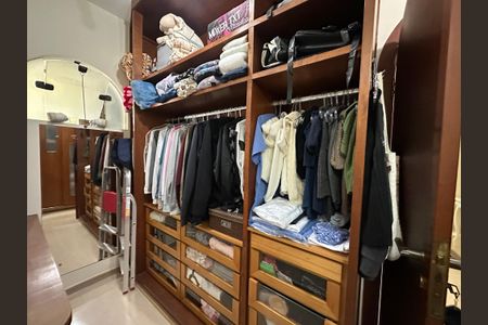 Casa à venda com 700m², 4 quartos e 4 vagas Casa à venda com 700m², 4 quartos e 4 vagasCloset da suíte 1