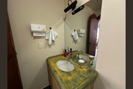 Casa à venda com 700m², 4 quartos e 4 vagas Casa à venda com 700m², 4 quartos e 4 vagasBanheiro Social