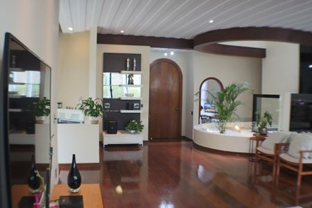 Casa à venda com 700m², 4 quartos e 4 vagas Casa à venda com 700m², 4 quartos e 4 vagasSala