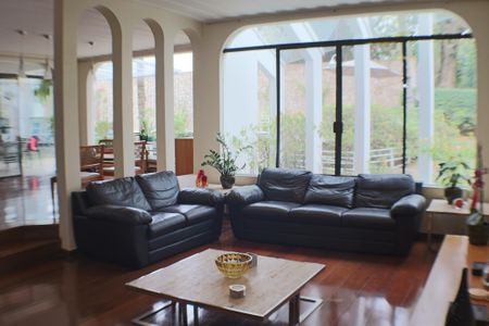 Casa à venda com 700m², 4 quartos e 4 vagas Casa à venda com 700m², 4 quartos e 4 vagasSala