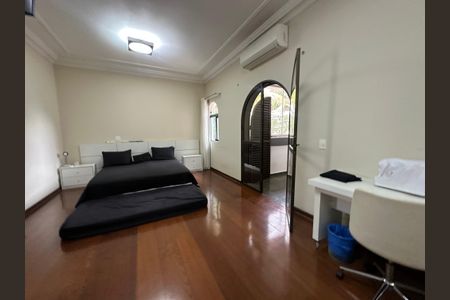 Casa à venda com 700m², 4 quartos e 4 vagas Casa à venda com 700m², 4 quartos e 4 vagasSuíte 3