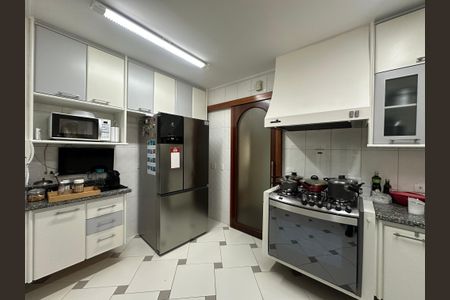 Casa à venda com 700m², 4 quartos e 4 vagas Casa à venda com 700m², 4 quartos e 4 vagasCozinha