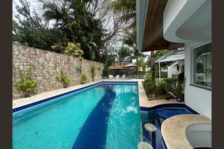 Casa à venda com 700m², 4 quartos e 4 vagas Casa à venda com 700m², 4 quartos e 4 vagasPiscina