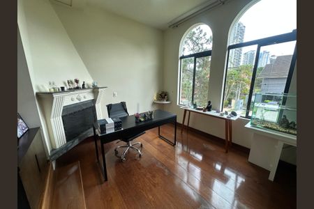 Casa à venda com 700m², 4 quartos e 4 vagas Casa à venda com 700m², 4 quartos e 4 vagasEscritório