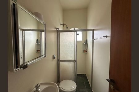 Casa à venda com 700m², 4 quartos e 4 vagas Casa à venda com 700m², 4 quartos e 4 vagasBanheiro de serviço