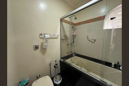 Casa à venda com 700m², 4 quartos e 4 vagas Casa à venda com 700m², 4 quartos e 4 vagasBanheiro da Suíte 1 e 2