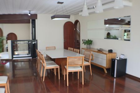 Casa à venda com 700m², 4 quartos e 4 vagas Casa à venda com 700m², 4 quartos e 4 vagasSala de Jantar