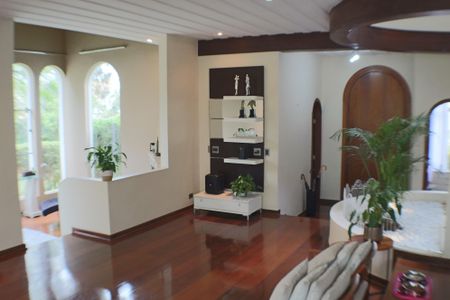 Casa à venda com 700m², 4 quartos e 4 vagas Casa à venda com 700m², 4 quartos e 4 vagasSala