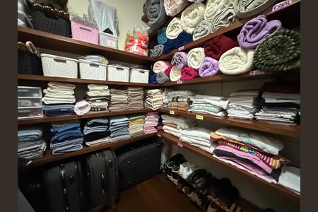 Casa à venda com 700m², 4 quartos e 4 vagas Casa à venda com 700m², 4 quartos e 4 vagasRoupeiro