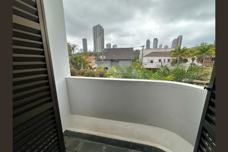 Casa à venda com 700m², 4 quartos e 4 vagas Casa à venda com 700m², 4 quartos e 4 vagasSacada Suíte 4