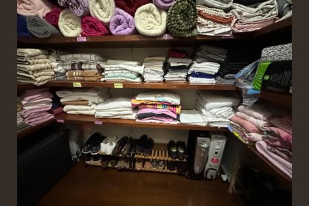 Casa à venda com 700m², 4 quartos e 4 vagas Casa à venda com 700m², 4 quartos e 4 vagasRoupeiro