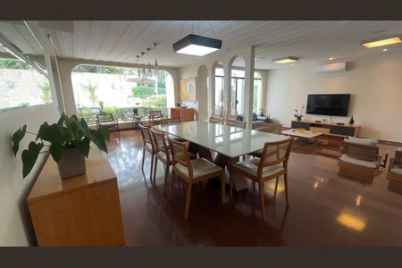 Casa à venda com 700m², 4 quartos e 4 vagas Casa à venda com 700m², 4 quartos e 4 vagasSala de Jantar