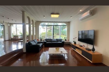 Casa à venda com 700m², 4 quartos e 4 vagas Casa à venda com 700m², 4 quartos e 4 vagasSala de TV