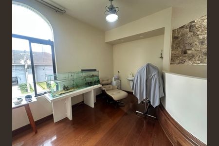 Casa à venda com 700m², 4 quartos e 4 vagas Casa à venda com 700m², 4 quartos e 4 vagasEscritório