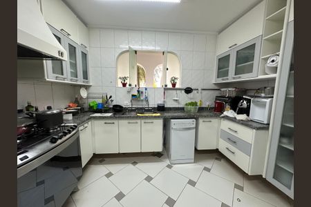 Casa à venda com 700m², 4 quartos e 4 vagas Casa à venda com 700m², 4 quartos e 4 vagasCozinha