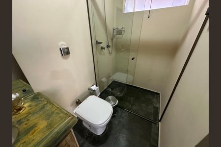 Casa à venda com 700m², 4 quartos e 4 vagas Casa à venda com 700m², 4 quartos e 4 vagasBanheiro Social