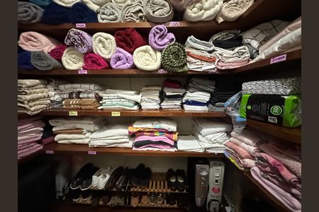 Casa à venda com 700m², 4 quartos e 4 vagas Casa à venda com 700m², 4 quartos e 4 vagasRoupeiro