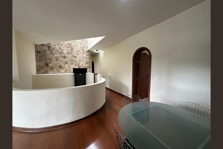 Casa à venda com 700m², 4 quartos e 4 vagas Casa à venda com 700m², 4 quartos e 4 vagasEscritório