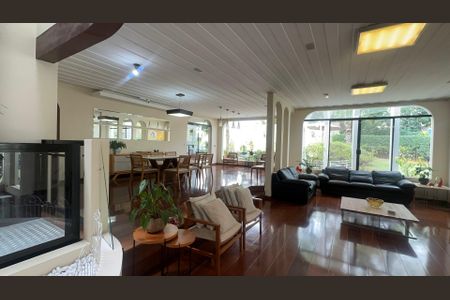 Casa à venda com 700m², 4 quartos e 4 vagas Casa à venda com 700m², 4 quartos e 4 vagasSala