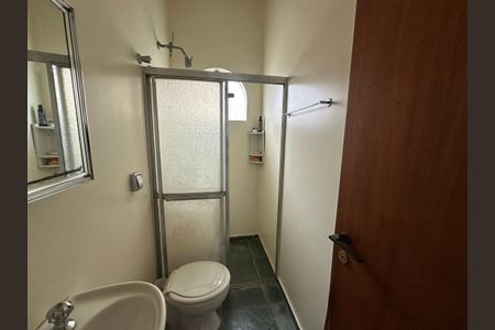 Casa à venda com 700m², 4 quartos e 4 vagas Casa à venda com 700m², 4 quartos e 4 vagasBanheiro de serviço