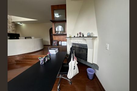 Casa à venda com 700m², 4 quartos e 4 vagas Casa à venda com 700m², 4 quartos e 4 vagasEscritório