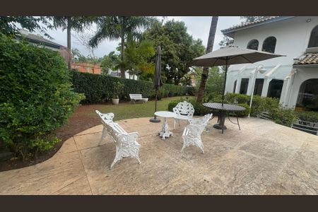 Casa à venda com 700m², 4 quartos e 4 vagas Casa à venda com 700m², 4 quartos e 4 vagasPiscina