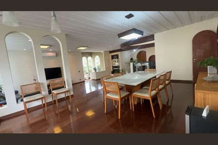 Casa à venda com 700m², 4 quartos e 4 vagas Casa à venda com 700m², 4 quartos e 4 vagasSala de Jantar