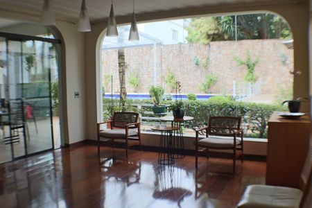 Casa à venda com 700m², 4 quartos e 4 vagas Casa à venda com 700m², 4 quartos e 4 vagasSala